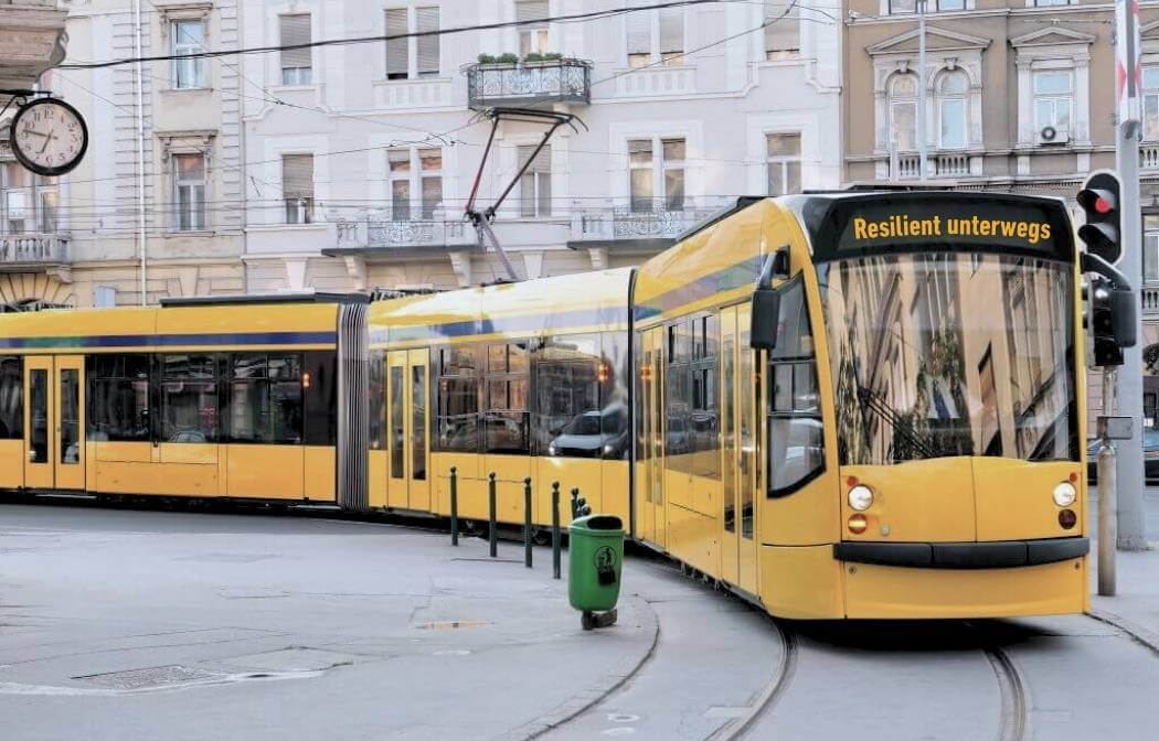 Symbolbild für Resilienz für den ÖPNV - eine Straßenbahn fährt durch die Stadt